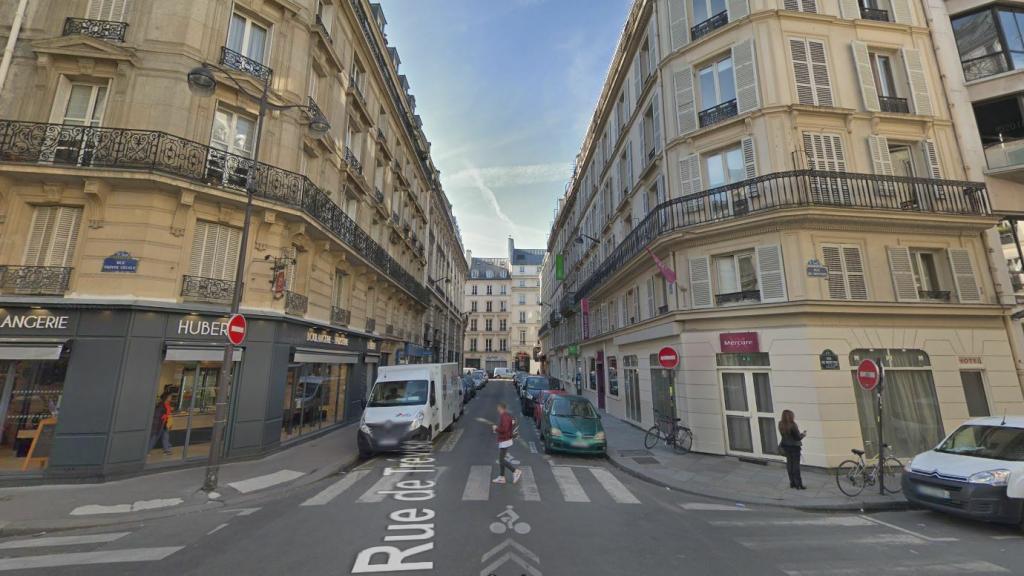 La panadería que explotó, a la izquierda, con el hotel en el que se encontraba Laura a la derecha.