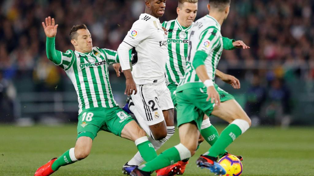 Tres jugadores del Betis presionan a Vinicius