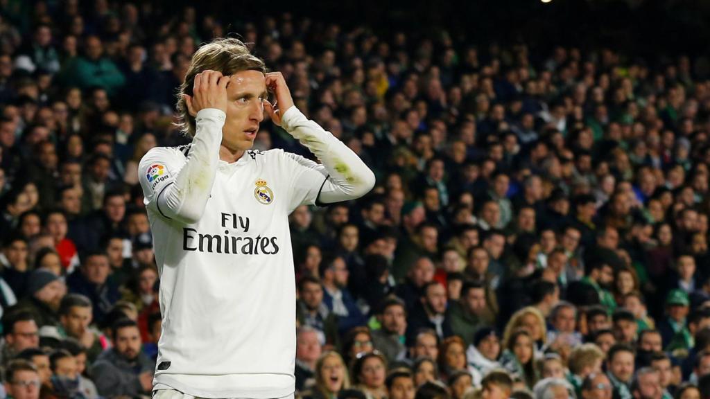 Luka Modric, antes de lanzar un córner ante el Betis