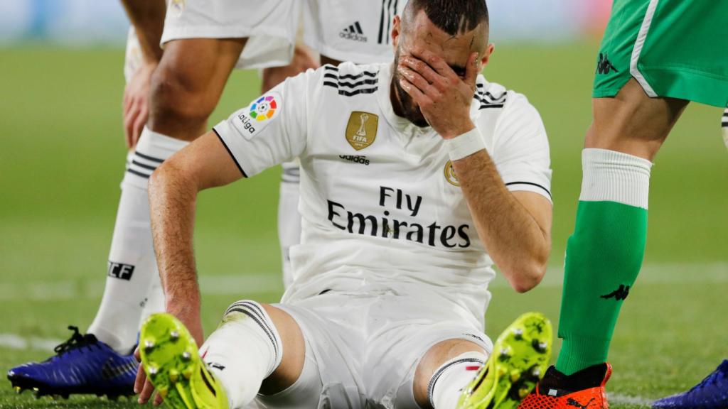 Benzema, dolorido por un golpe en su dedo meñique