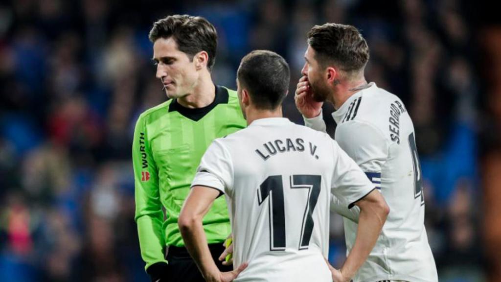 Munuera Montero frente a Sergio Ramos y Lucas Vázquez