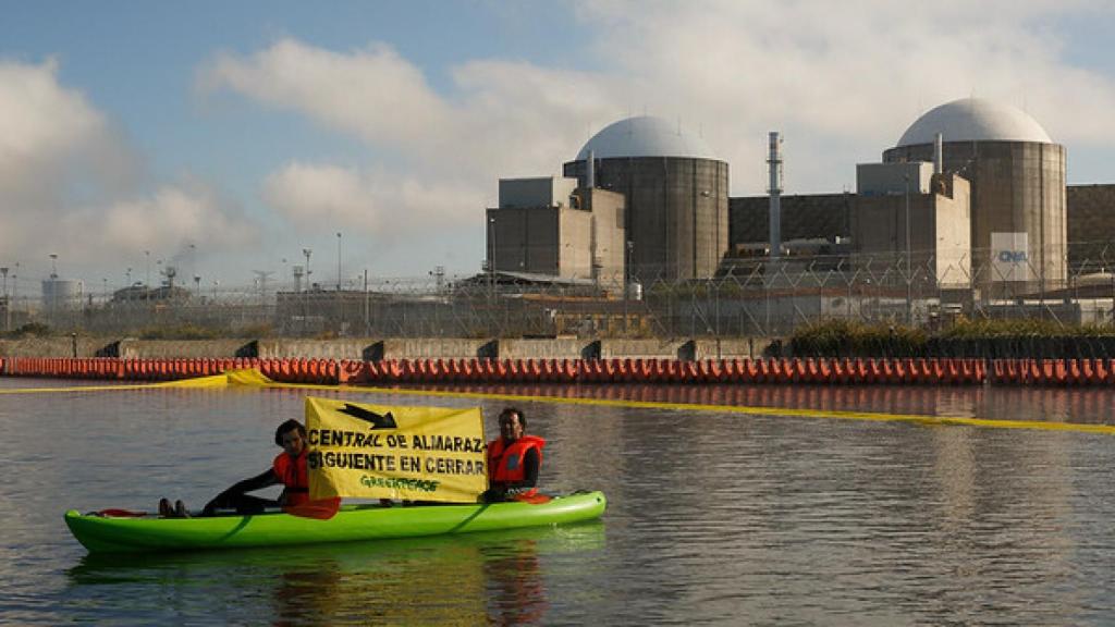 La central de Almaraz (Extremadura) frente a una protesta de Greenpeace, en una imagen de archivo.