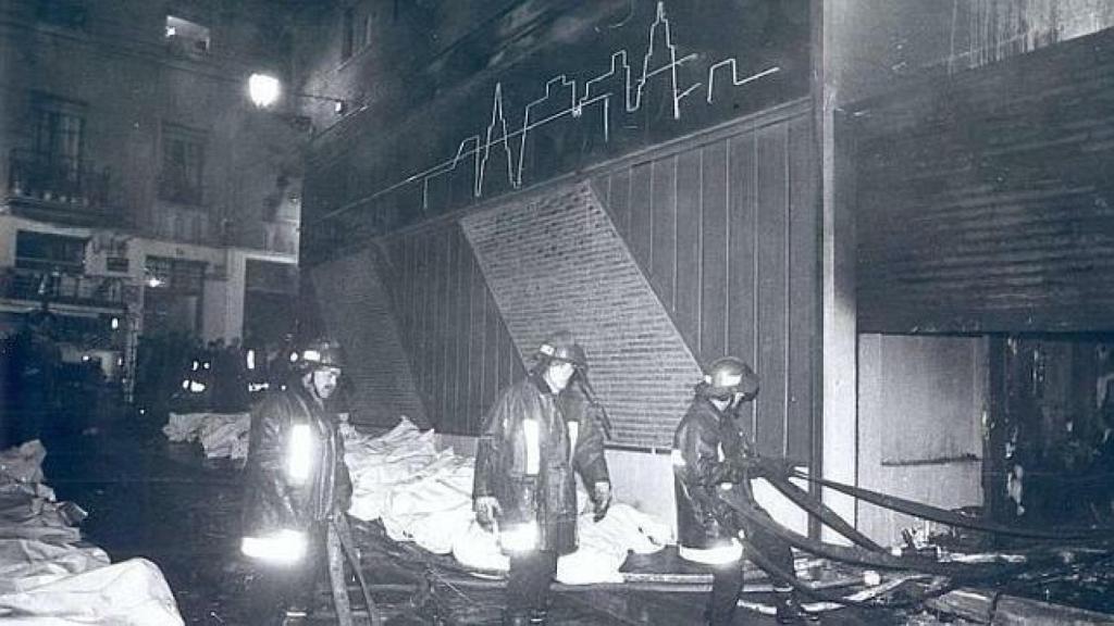 Bomberos a las puertas de la discoteca 'Flying', de Zaragoza