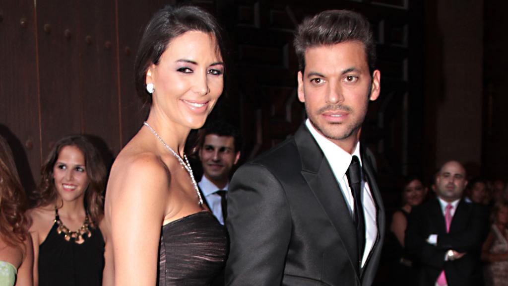 Vania Millán y René Ramos en la boda de Miriam Ramos y Carlos Muela en Sevilla.