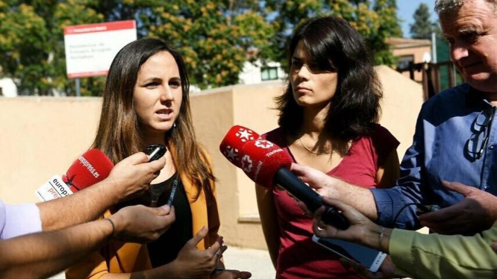 Ione Belarra e Isabel Serra, ante las puertas del Centro de Primera Acogida de Menores de Hortaleza (Madrid).