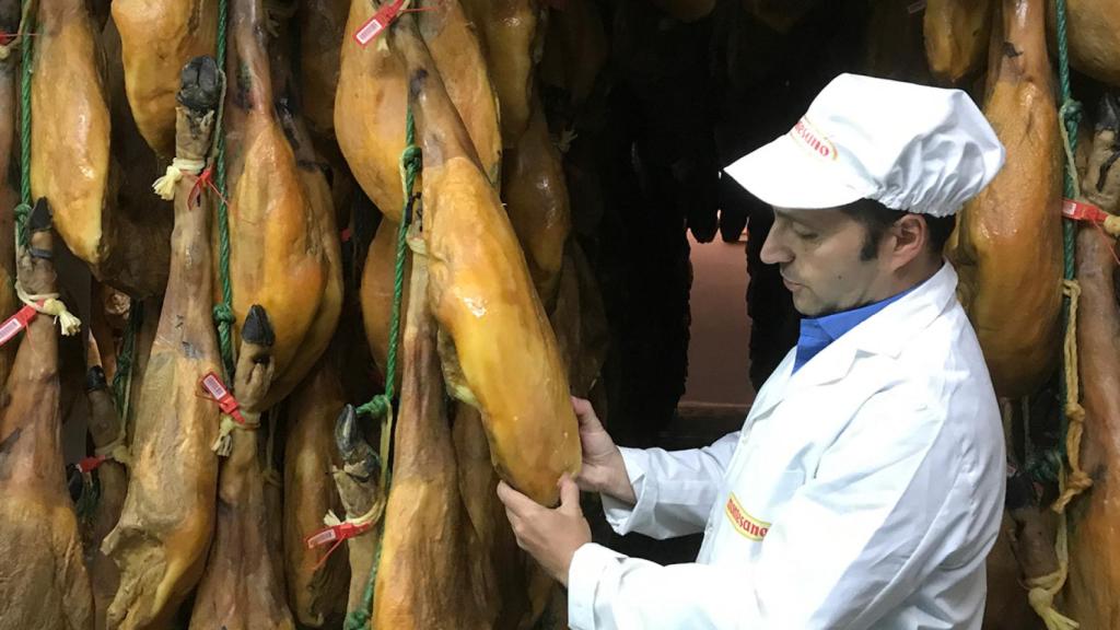 Un técnico revisa el estado de los jamones de uno de los productores adheridos a la iniciativa.