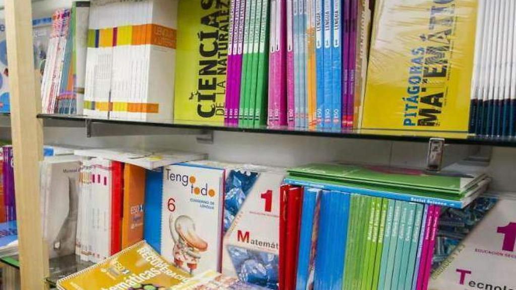 Estantería con libros de texto