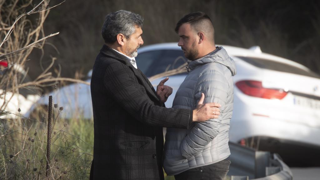 El padre de Mariluz Cortés conversa con el padre de Julen.