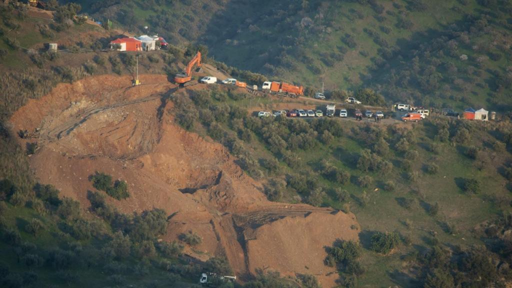 Los trabajos de movimientos de tierra en la finca de Totalán (Málaga) no cesaron este miércoles.