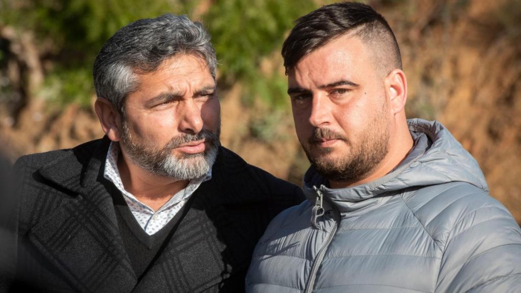 José Roselló (derecha), padre de Julen, acompañado de Juan José Cortés. El progenitor del niño compareció este miércoles ante los medios de comunicación.