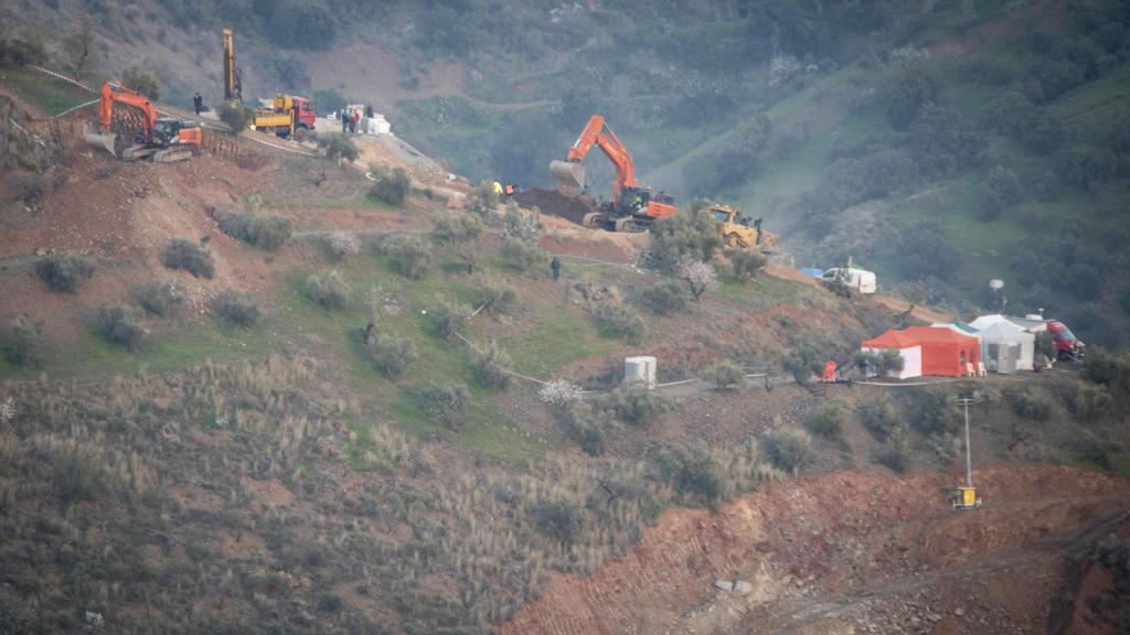 Tareas para abrir un nuevo pozo paralelo al original y una galería en mitad de la montaña.