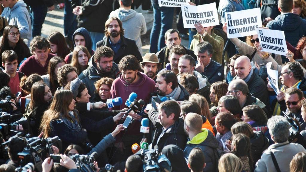 Los alcaldes de Verges, Ignasi Sabater, y de Celrà, Dani Conellà, atienden a la prensa después de su liberación.