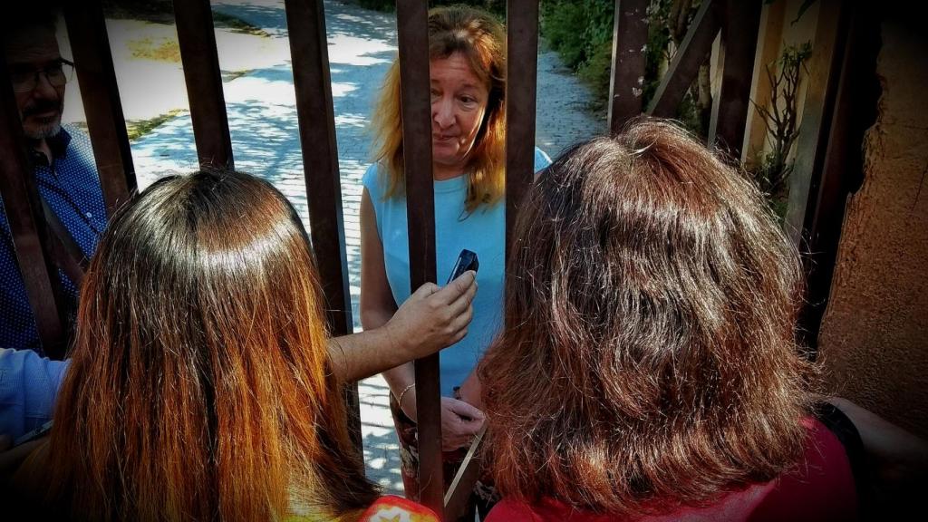 Ione Belarra e Isabel Serra, hablando con la directora del CPA Hortaleza, tras la verja.