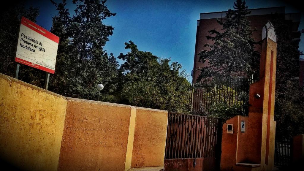 Fachada de entrada al Centro de Primera Acogida de Menores de Hortaleza, en Madrid.