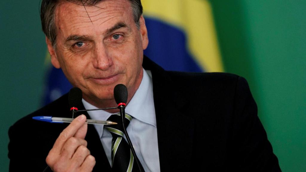 Bolsonaro en el momento de firmar el decreto.