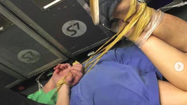 El hombre atado y tirado en el pasillo del avión