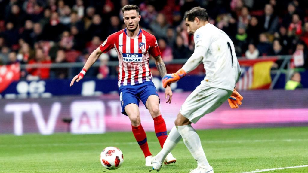 Gorka Iraizoz despeja ante Saúl Ñíguez en el Atlético - Girona de Copa del Rey