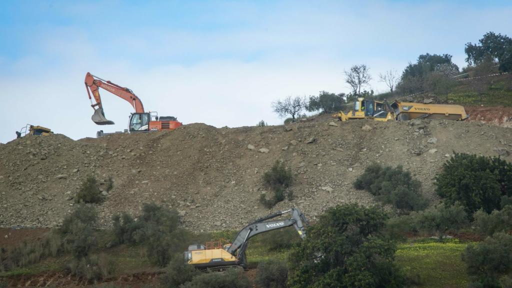 Los operarios trabajan sin descanso preparando la plataforma de tierra sobre la que se abrirán dos pozos paralelos al que se encuentra Julen.