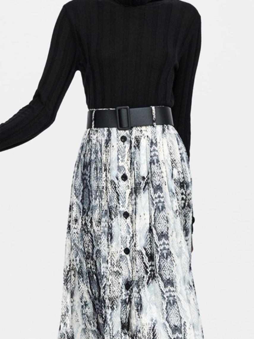 Modelo de Zara con la falda de la reina Letizia.