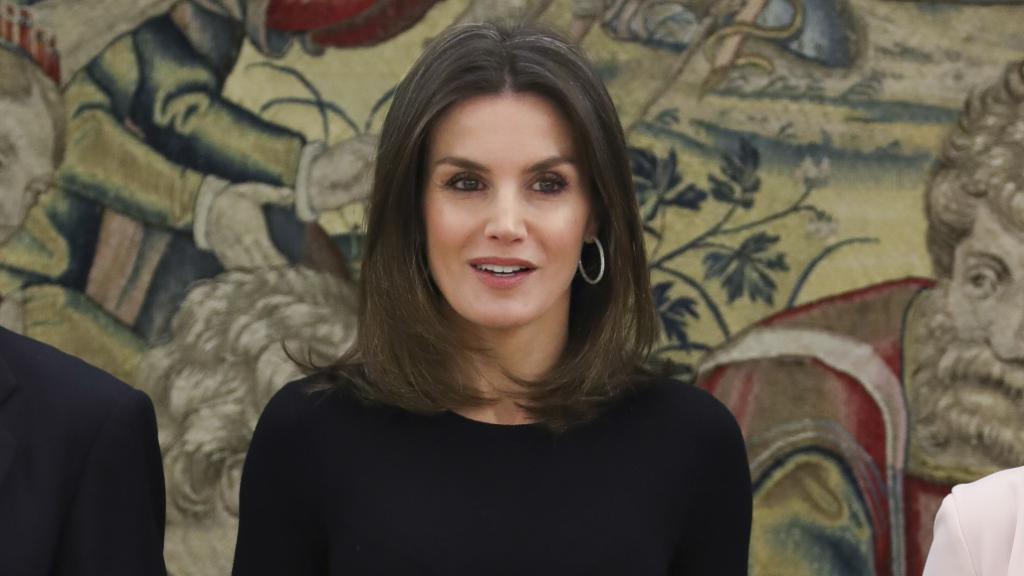 La reina Letizia con pendientes de aros.