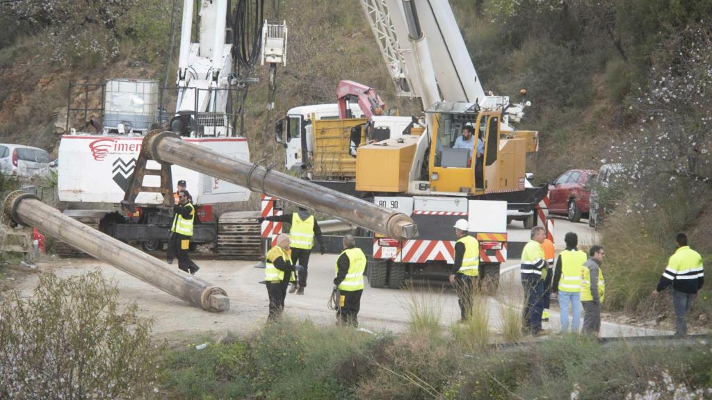El equipo técnico dispone de dos máquinas perforadoras de grandes dimensiones para abrir los pozos por los que se pretende acceder a la zona en la que se encuentra el niño desde el pasado domingo.