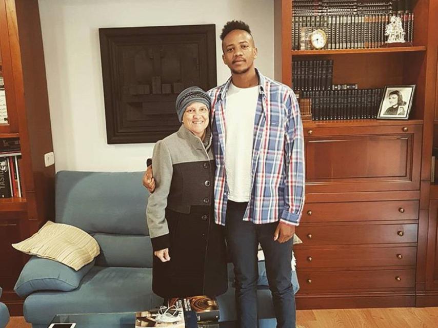 Eyob junto a su madre adoptiva, Raquel Albero.