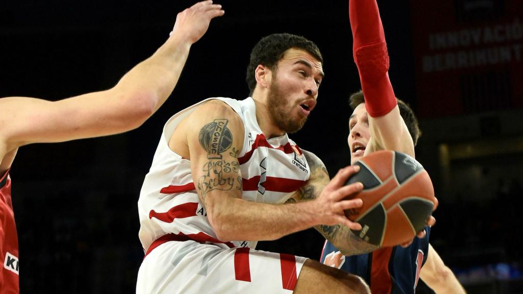 Mike James intenta una penetración a canasta