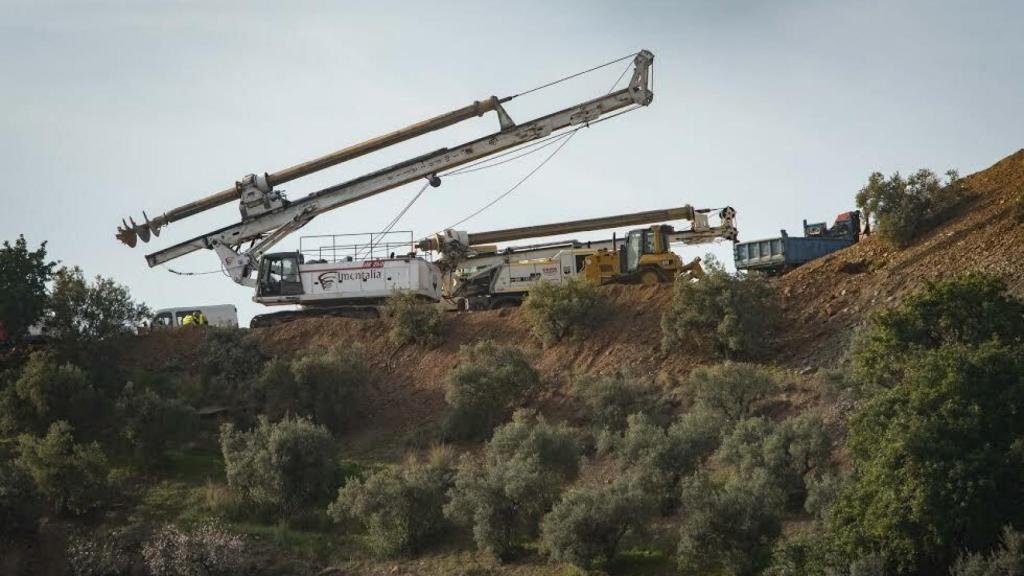 Una de las perforadoras que han llegado a Totalán para abrir dos túneles verticales paralelos al que se encuentra Julen desde el pasado domingo.