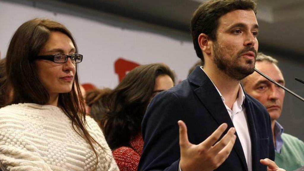 Sol Sánchez  junto al líder de IU, Alberto Garzón