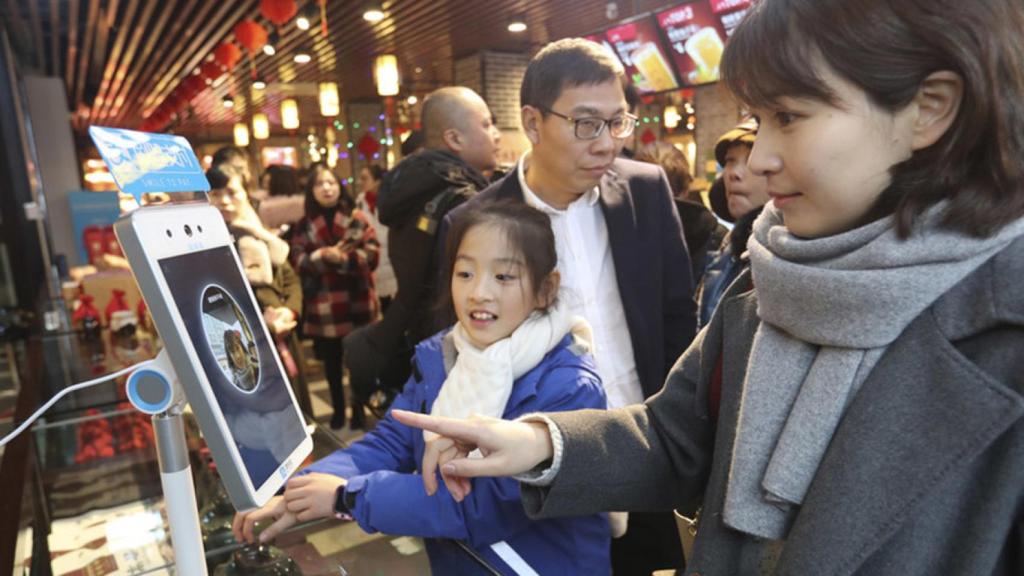 El diario oficial China Daily recoge como una cliente de los comercios de esta calle usa este innovador medio de pago.