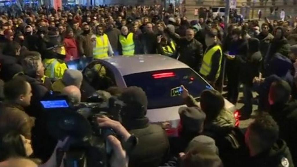 Taxistas rodean una VTC en las calles de Barcelona.