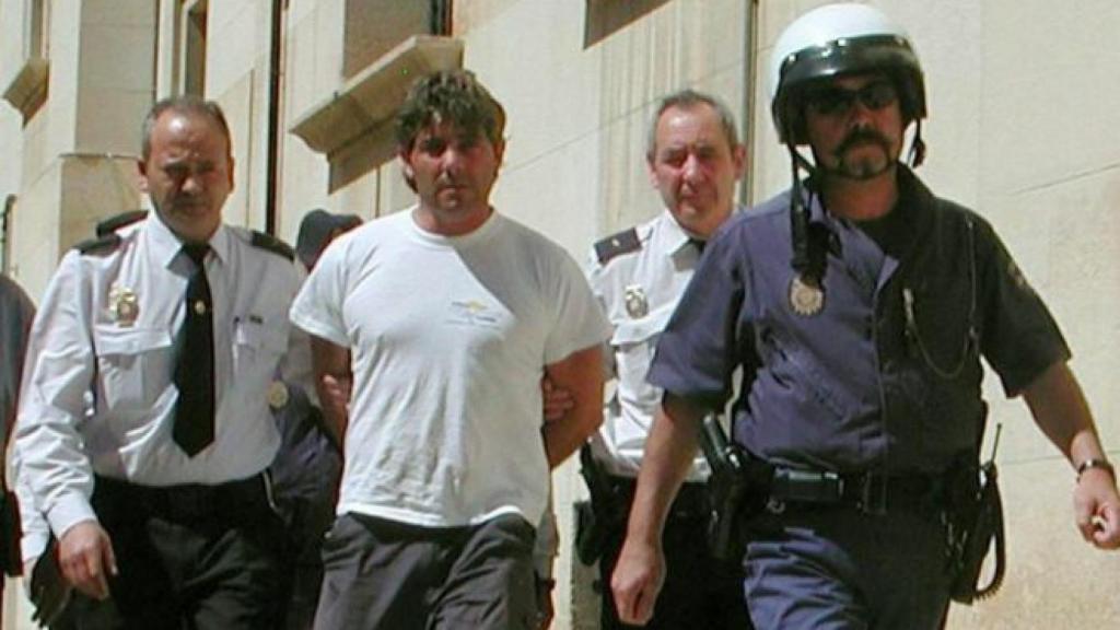Salvador Calvo, esposado tras matar a su mujer en 2003.