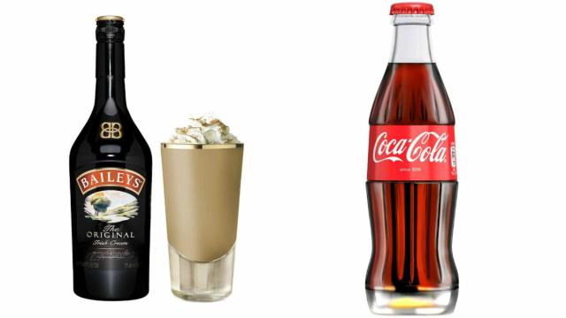 Una botella de Baileys junto a otra de Coca Cola.