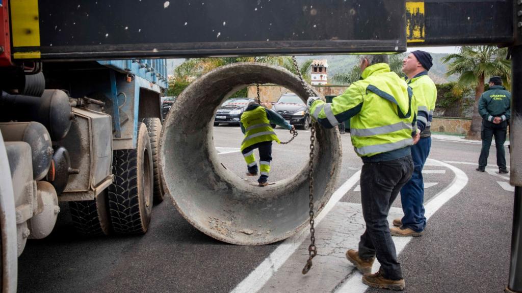 Trabajos de traslado de la perforadora hasta la zona de excavación.