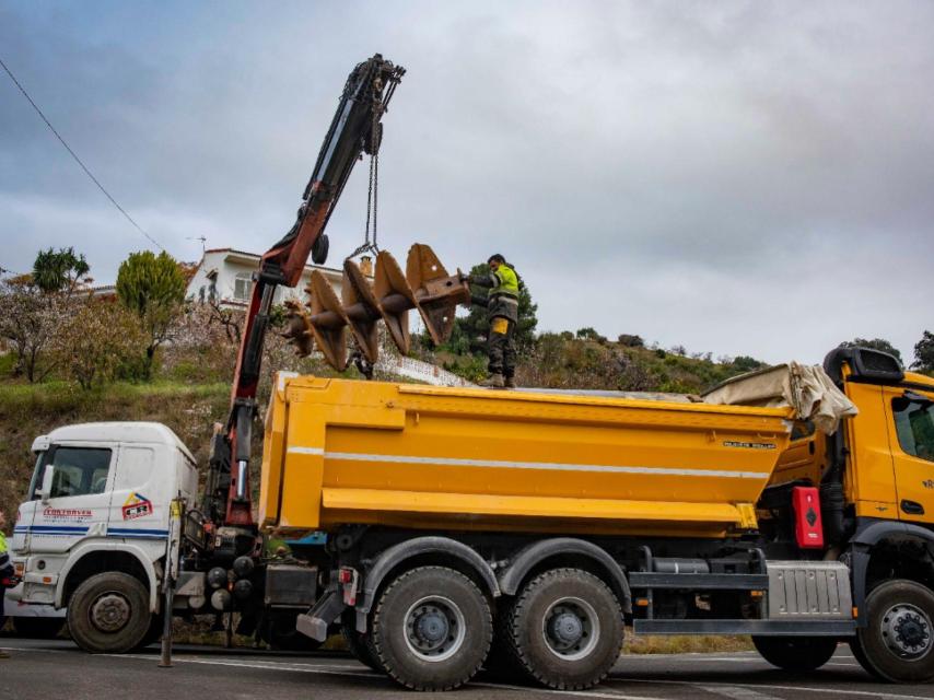 Una de las barrenas transportadas hasta la zona.