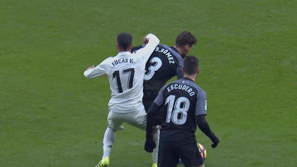 Lucas Vázquez, sangrando tras un golpe de Sergi Gómez