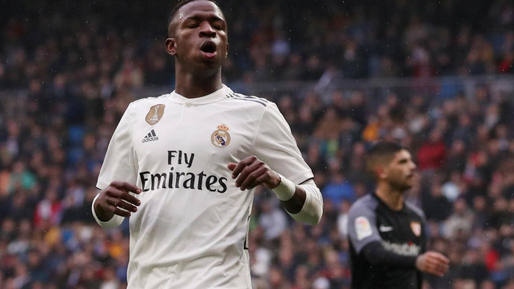 Vinicius se lamenta por una ocasión fallada frente al Sevilla