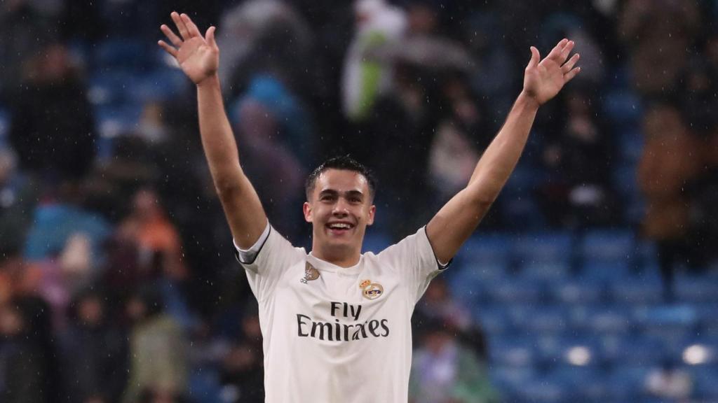 Reguilón celebra con la grada del Santiago Bernabéu la victoria al Sevilla