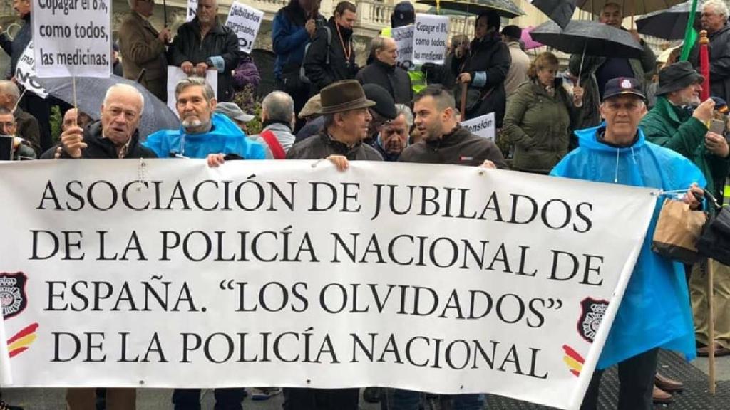Los policías jubilados se quejan delante del Congreso.