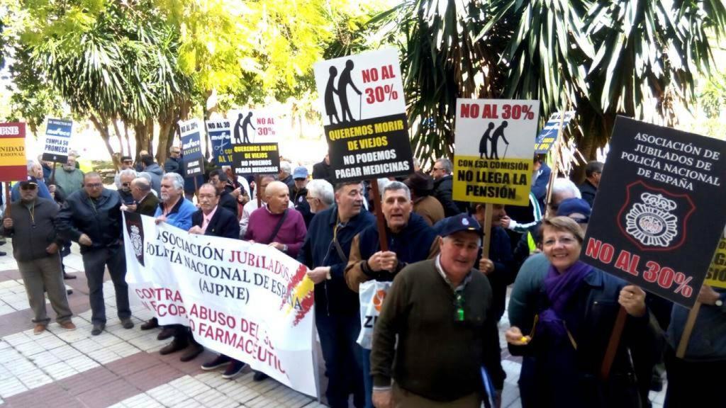 Concentración de policías jubilados exigiendo mejores condiciones.