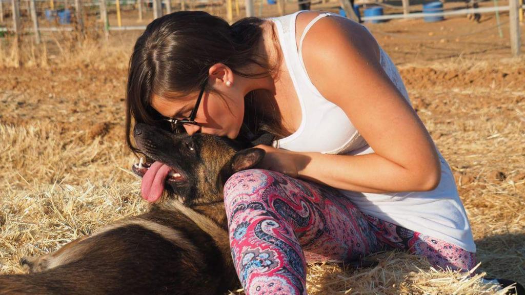 Miriam le da un beso a uno de sus perros.