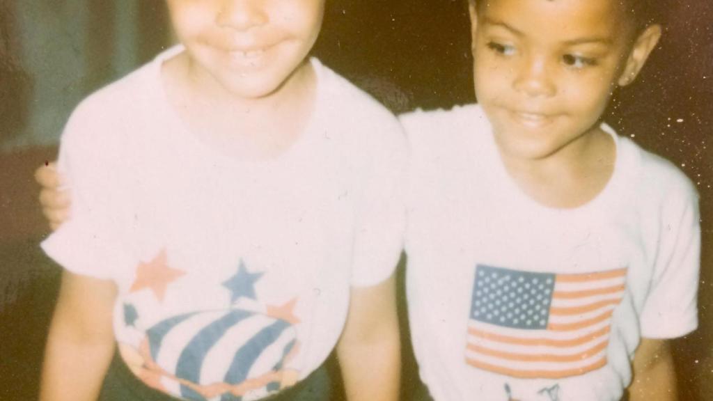 Deborah y su hermana Sharon de pequeñas.