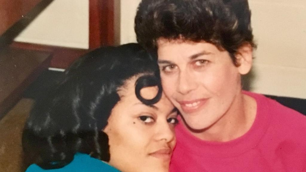 Deborah y su madre, Barbara Jones, que murió esperando el juicio.