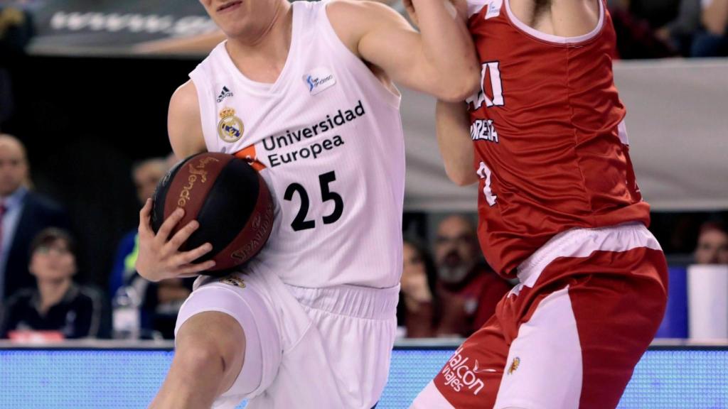 Prepelic trata de penetrar ante la presión del defensor