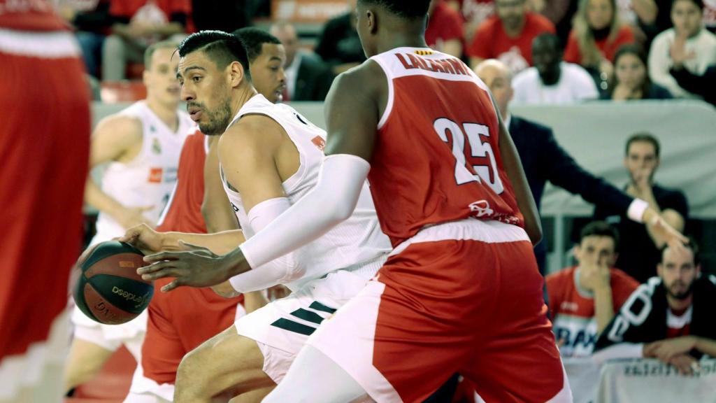 Gustavo Ayón postea ante el defensor del Manresa