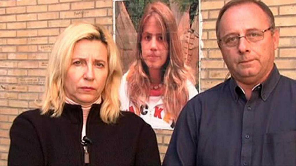 Los padres de Marta del Castillo, ante un retrato de su hija desaparecida.