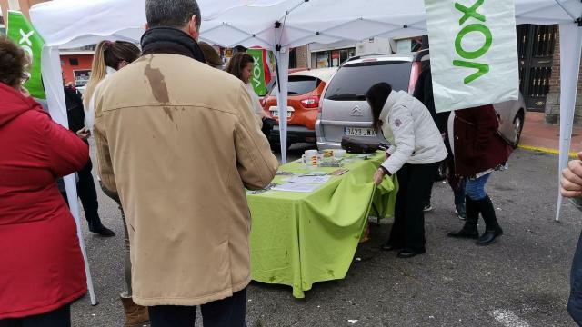 Atacan a huevazos una carpa de Vox en San Sebastián de los Reyes.