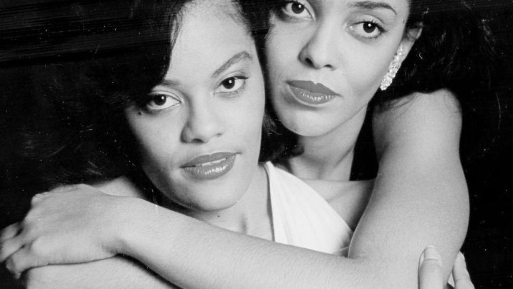 Deborah y su hermana en 1991.