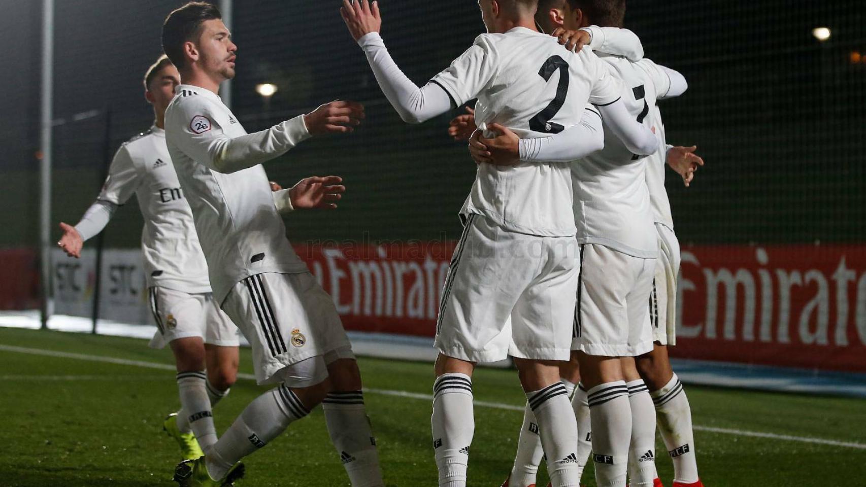 Los jugadores del Castilla celebran un gol