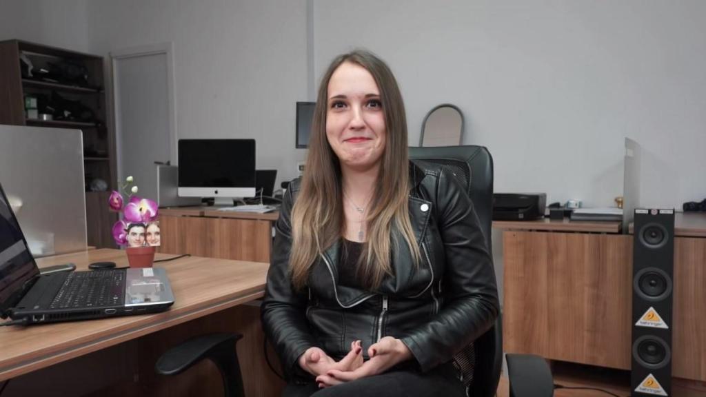 Verónica en el domicilio madrileño que comparten.